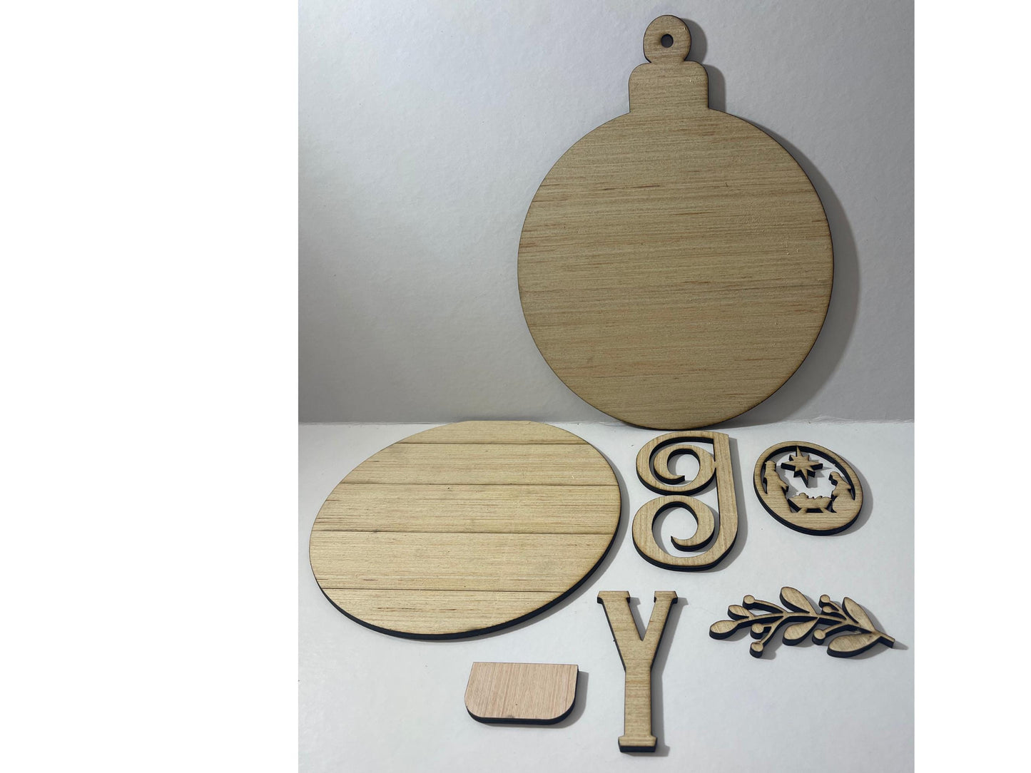 Festive ornament-shaped wall hanger "JOY"